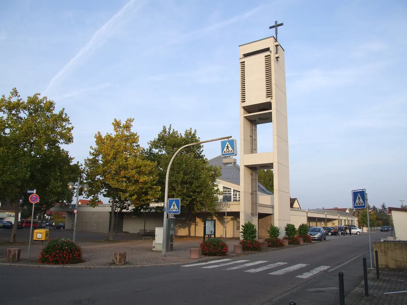 St. Konrad ist eine Kirche mit Pfarrzentrum, Pfarrsaal, Pfarrhaus, Kindergarten, Jugendzentrum, altem …