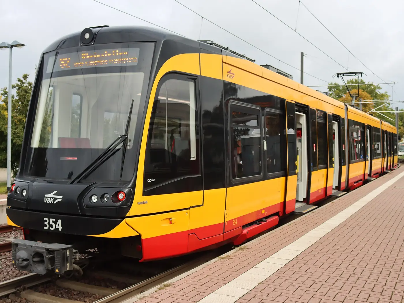 Eine Stadtbahn des lokalen Verkehrsunternehmens AVG an der Haltestelle Spöck Richard-Hecht-Schule.