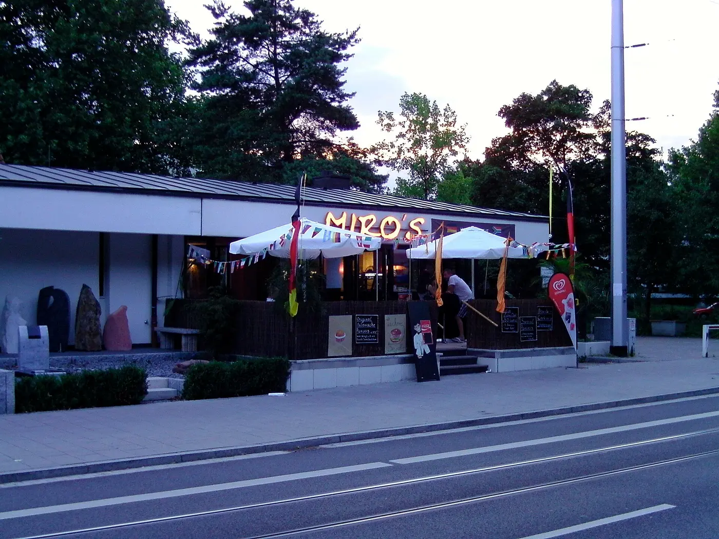 I. Café Miro's gegenüber dem Eingang zum Bergfriedhof , Straßenbahn Haltestelle Rohrbacherstraße, …