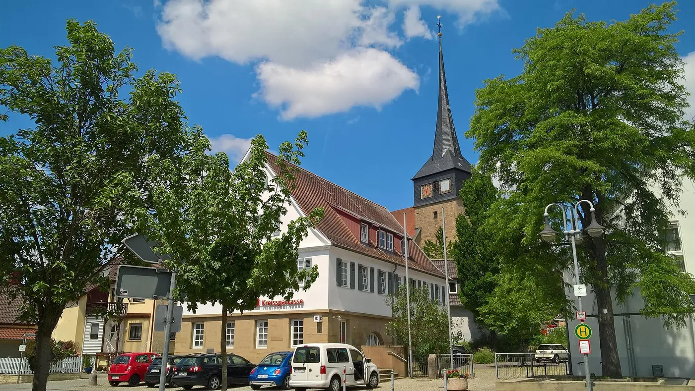 Kirchturm mit zwei Uhren. Hier kann man sich die Uhrzeit aussuchen.