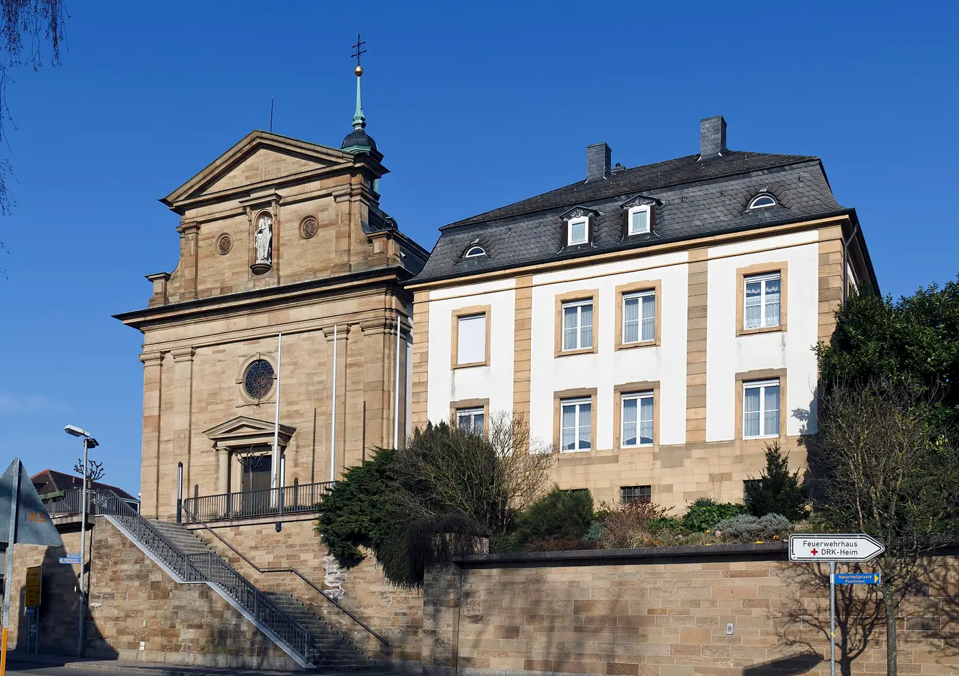 Ubstadt-Weiher , Ortsteil Ubstadt, katholische Sankt-Andreas-Kirche mit Pfarrhaus