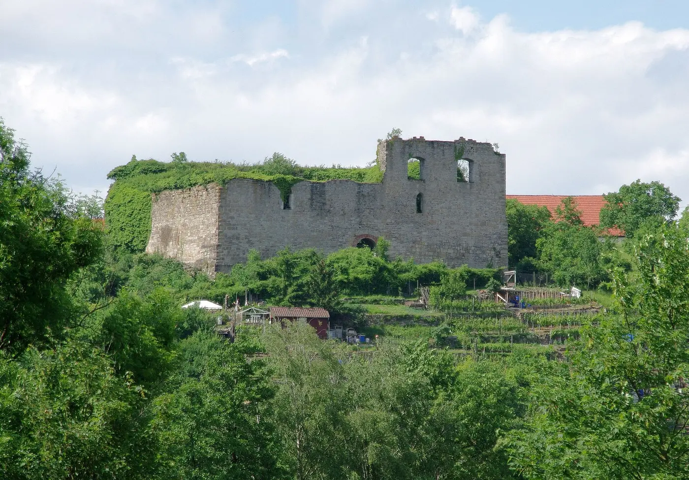 Die Burgruine Altsachsenheim (zu Sachsenheim , Baden-Württemberg gehörig) über dem Enztal nahe Untermberg .