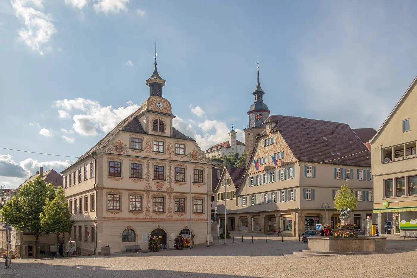 Marktplatz in Vaihingen an der Enz mit Rathaus und Marktbrunnen. Im Hintergrund Turm der evangelischen …