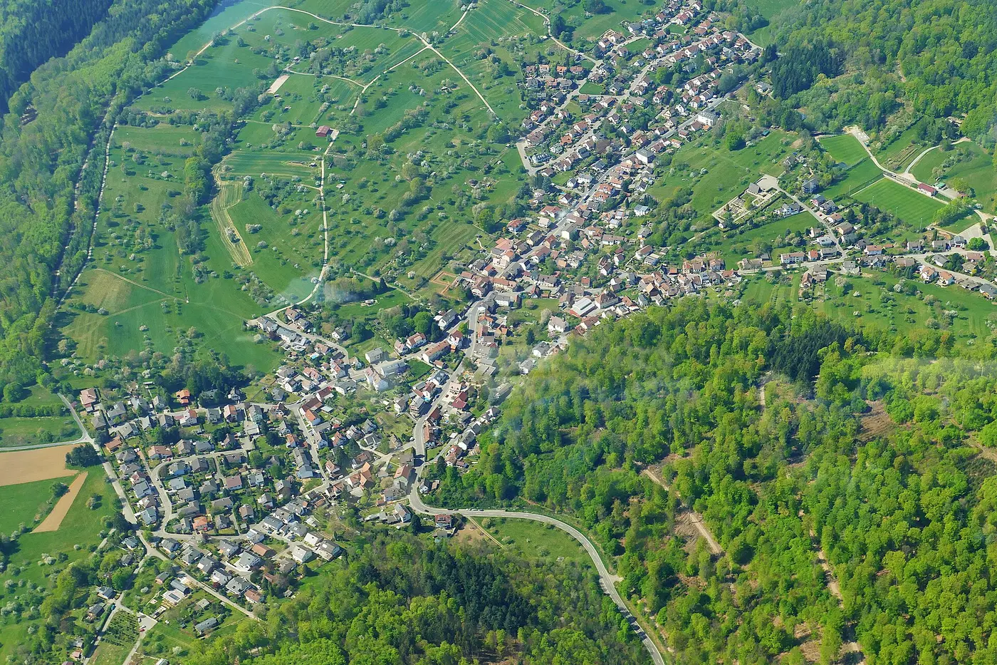 Luftbild von Waldhilsbach, aufgenommen aus einem Tragschrauber in Südost- (unten) Nordwest-Richtung.