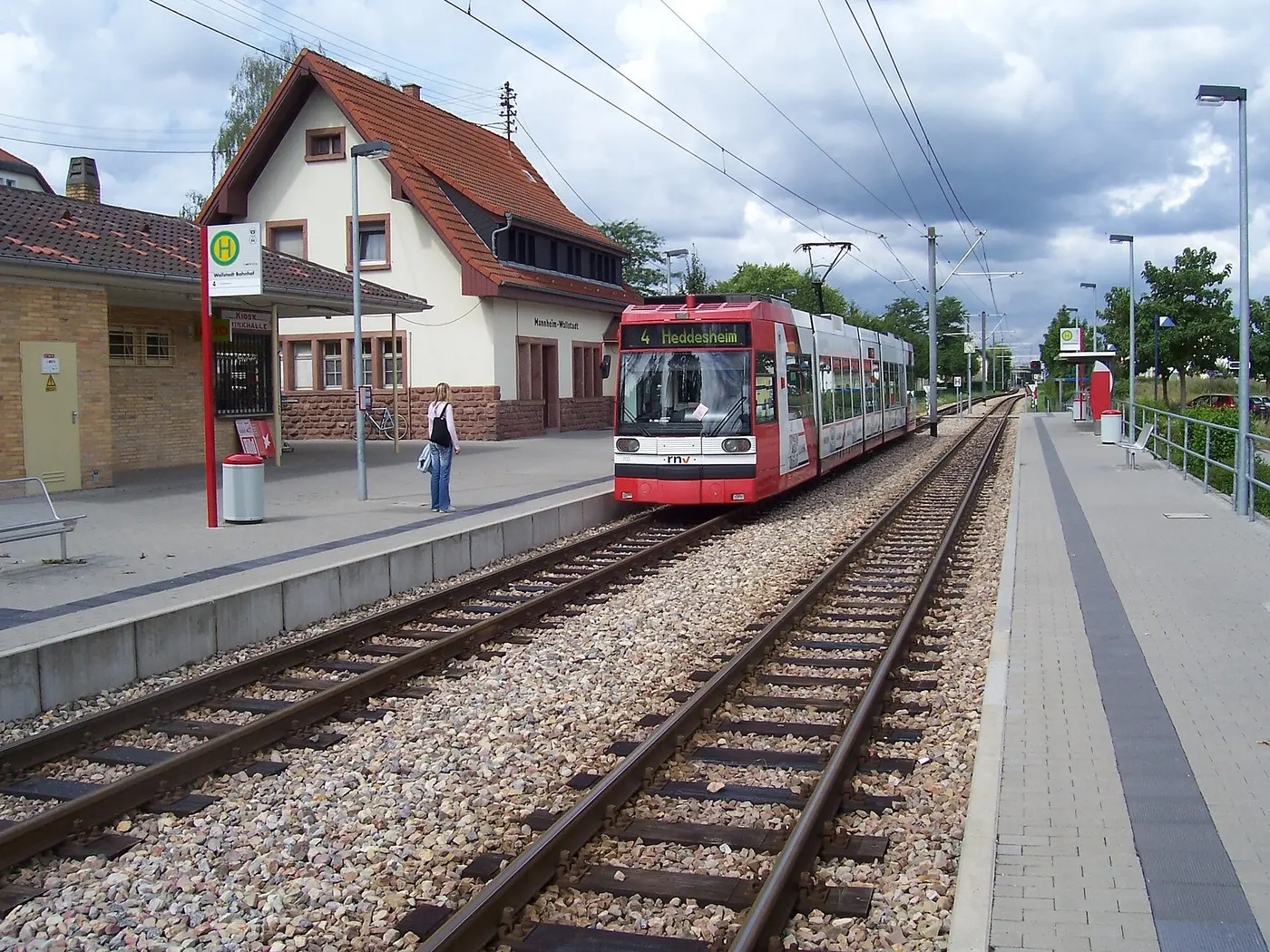 Die Stadtbahnhaltestelle in Mannheim-Wallstadt.