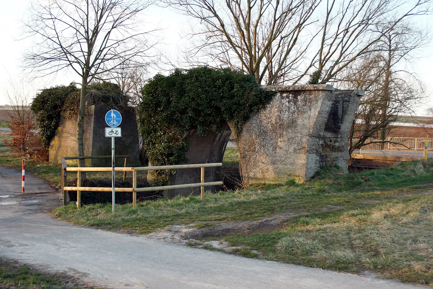 Viadukt, Überrest der Lokalbahn Neustadt-Speyer ("Pfefferminzbähnel") bei Freisbach, Lkr. Germersheim.