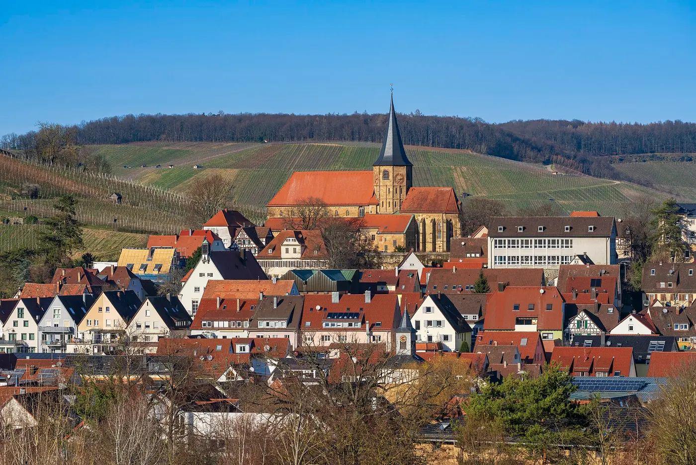 Weinsberg (Landkreis Heilbronn): Ansicht der Altstadt von Süden im Winter. In der Bildmitte oben die das …