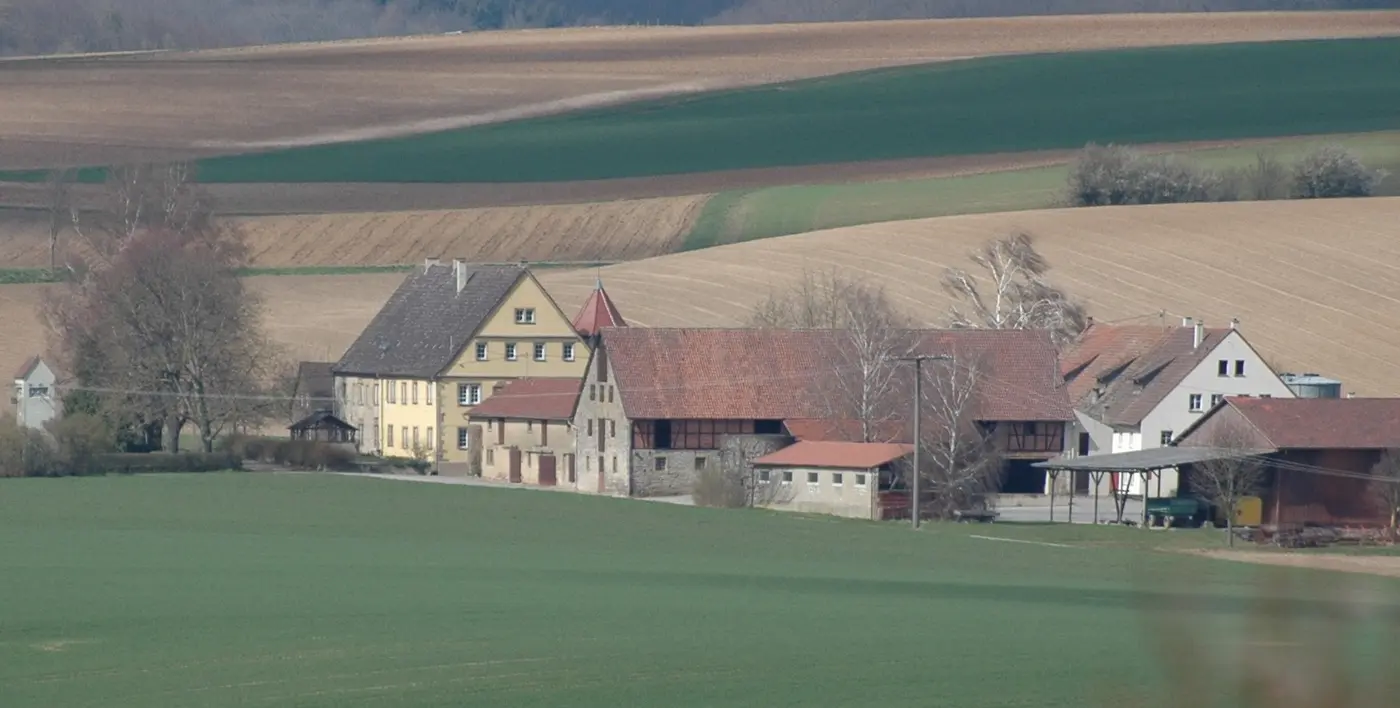 der Willenbacher Hof bei Oedheim, von einem Gebäude im Oedheimer Baugebiet "Neuberg" gesehen.
