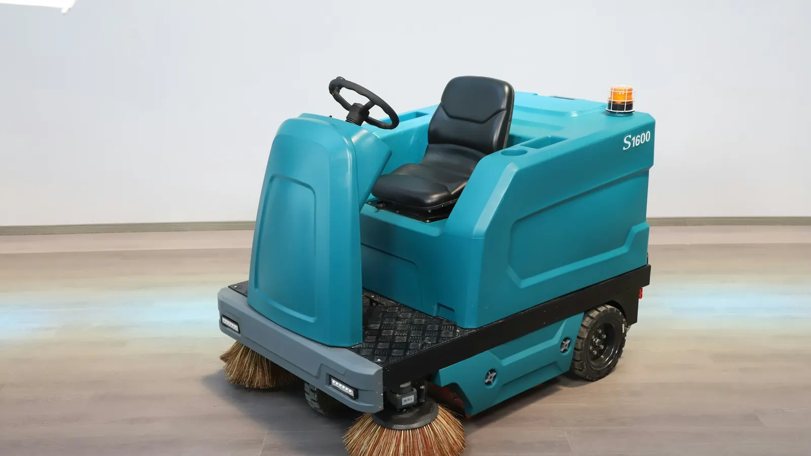 Aufsitz-Reinigungsmaschine mit Bürsten für große Bodenflächen