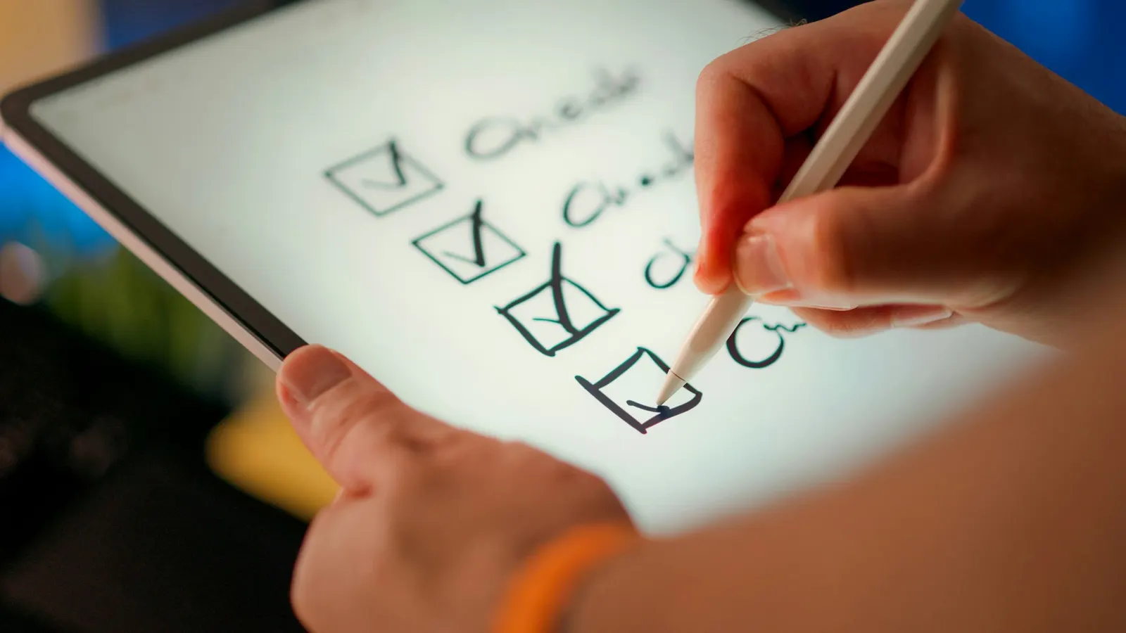 Hand hakt Punkte auf einer Checkliste ab