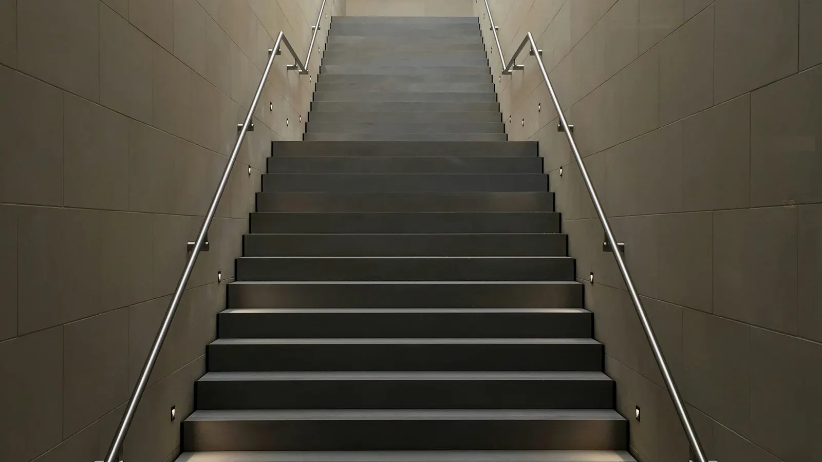 Treppenhaus mit Betonstufen und Handlauf aus Edelstahl