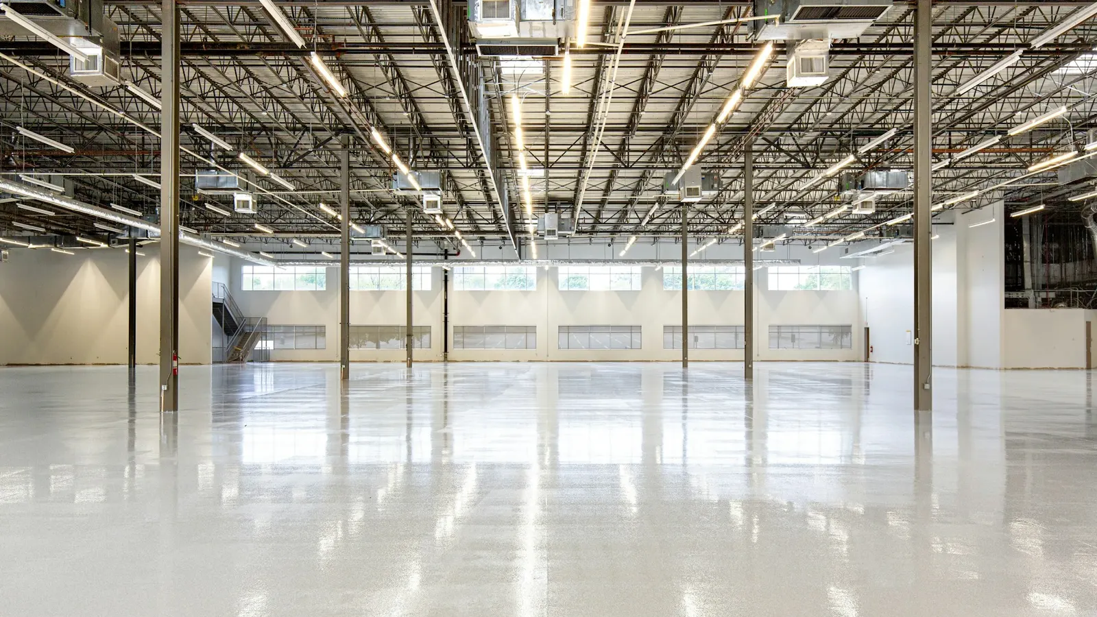 Leere Lagerhalle mit glänzend sauberem Betonboden
